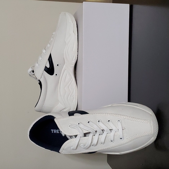 Womens Tretorn Nylite Fly Leather  White/Blue Size 8 NWT - Picture 1 of 4